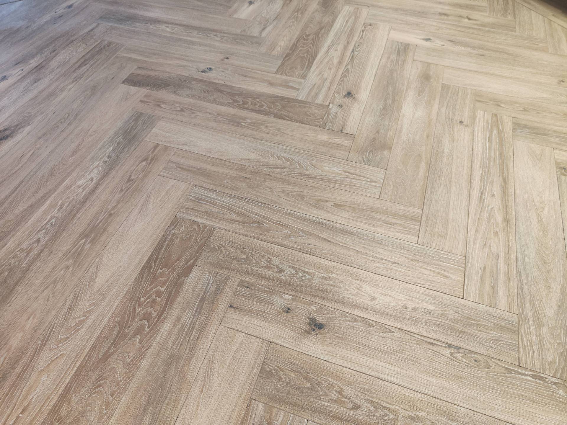 Visgraat vloer met houtlook tegels