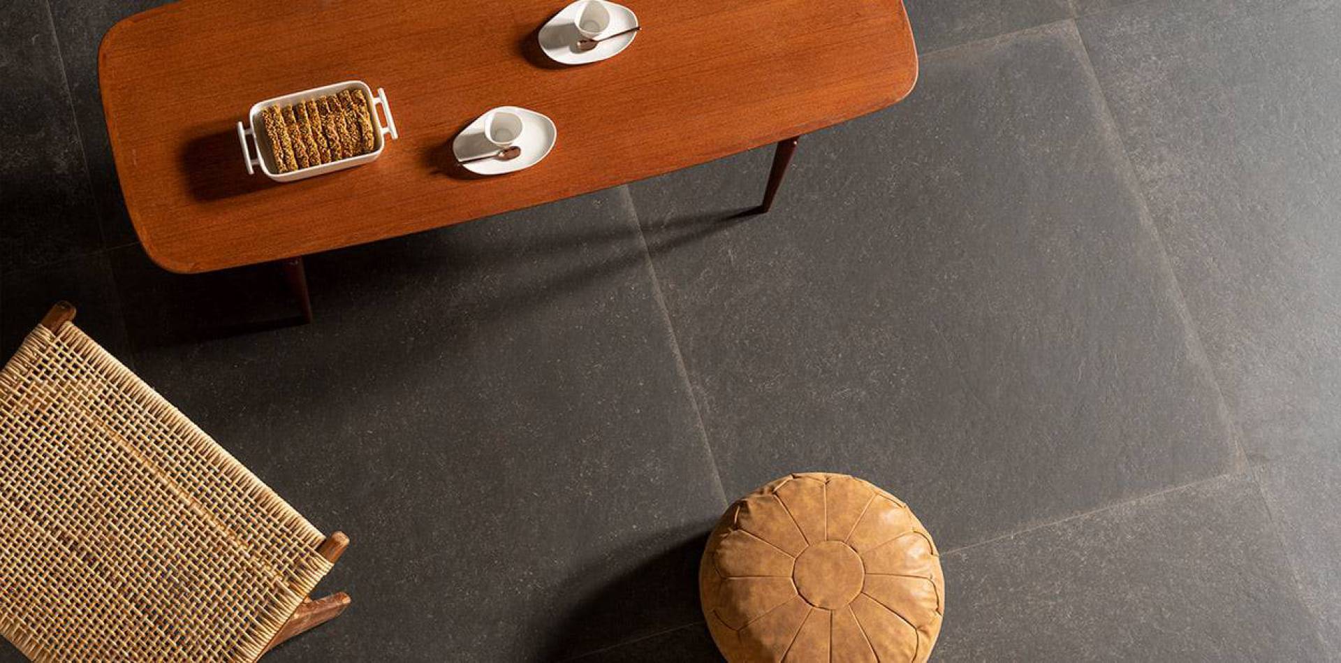 Porcelanosa Verbier natuursteenlook dark vloer met stoel