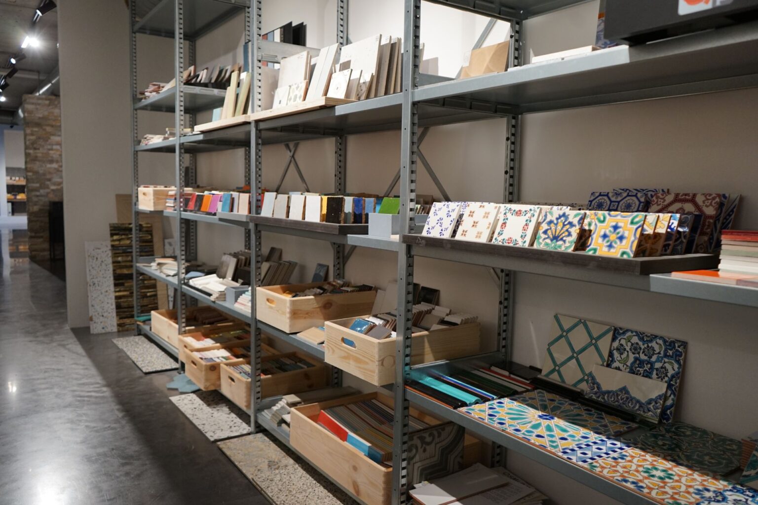 Gekleurde en patroontegels in de showroom van Loek Lommers