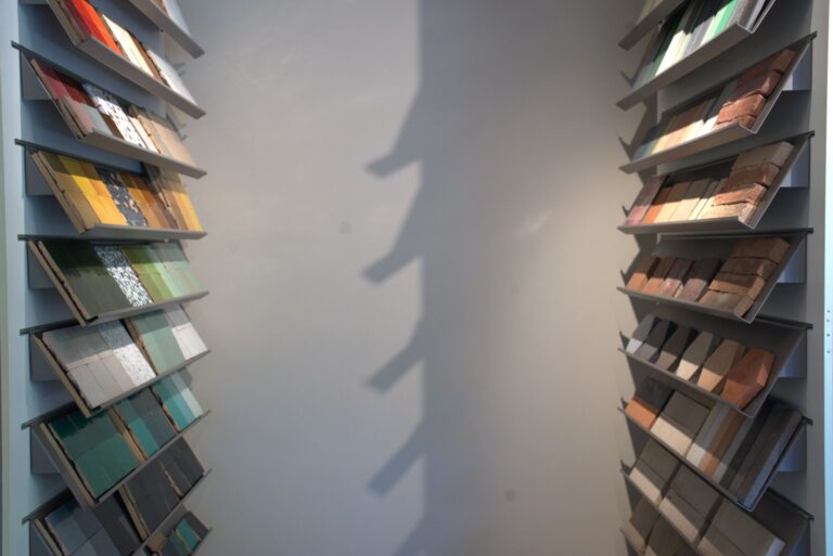 Showroom Lommers: wand vol gekleurde wandtegels