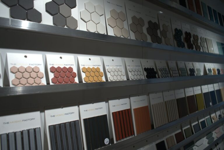 Showroom Lommers: hexagon en kleurrijk mozaïek