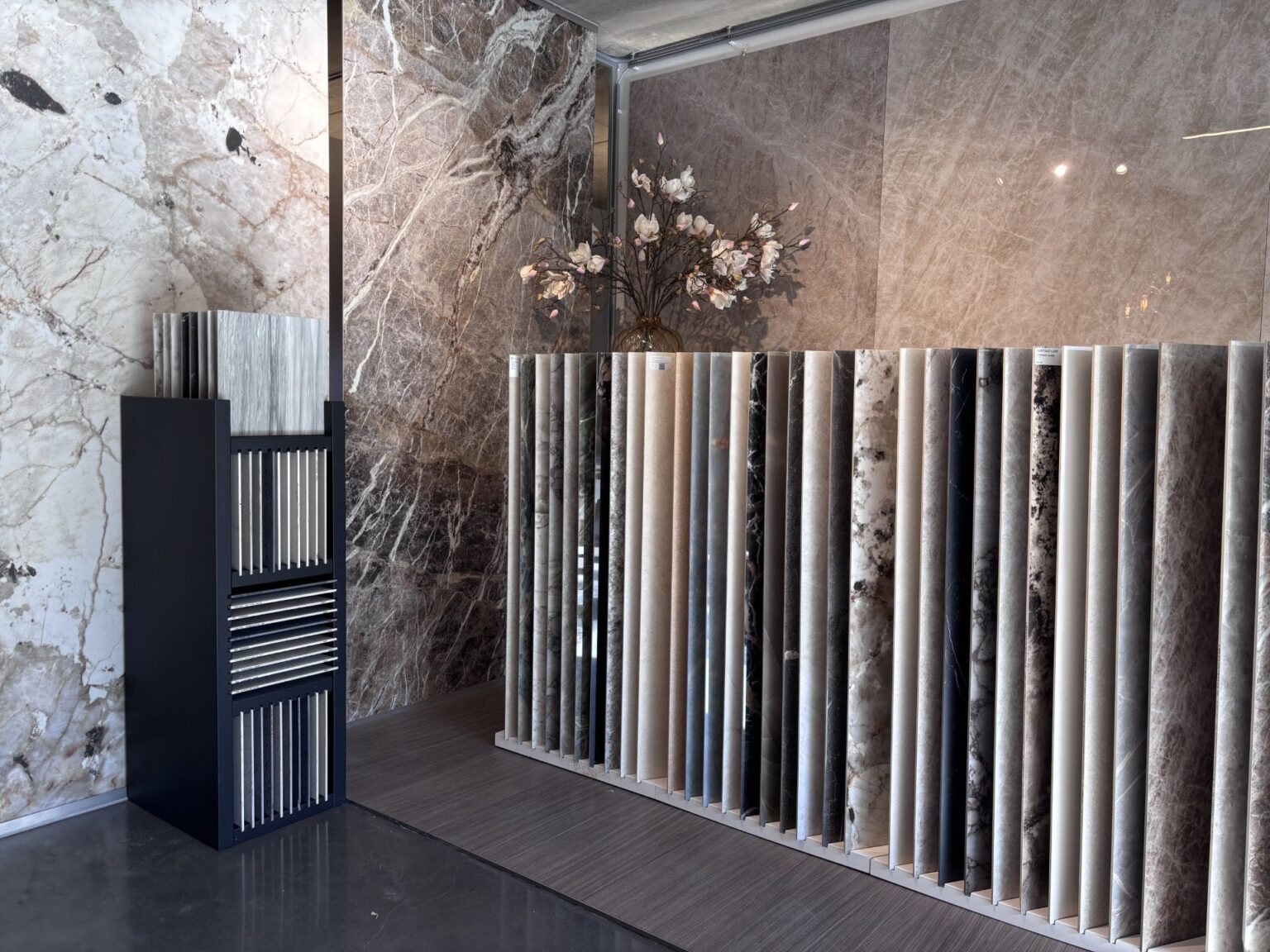 Showroom Lommers: marmerlook slabs en grootformaat tegels