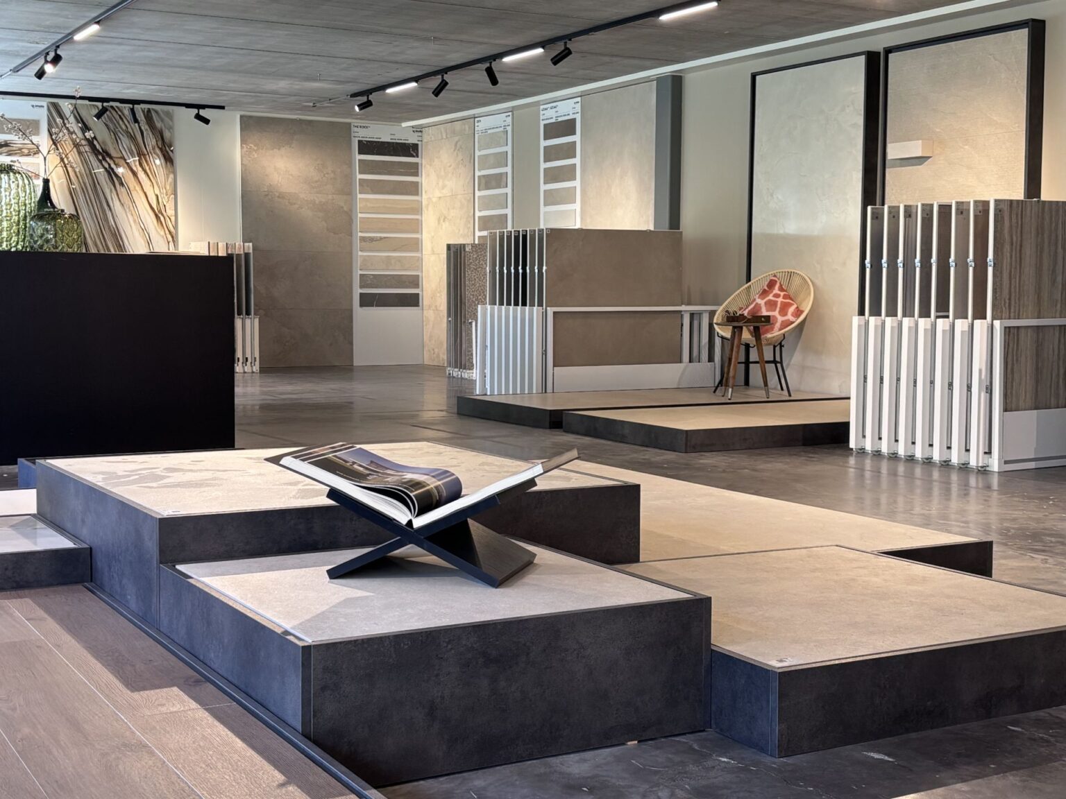 Showroom Lommers: showroomplein met vloeropstellingen