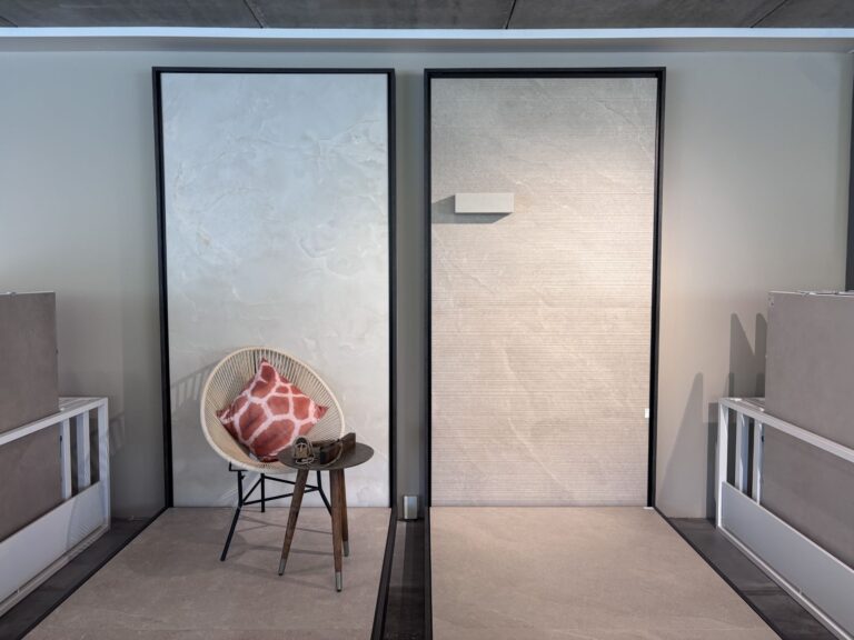 Showroom Lommers: XXL tegels op grote wandpanelen