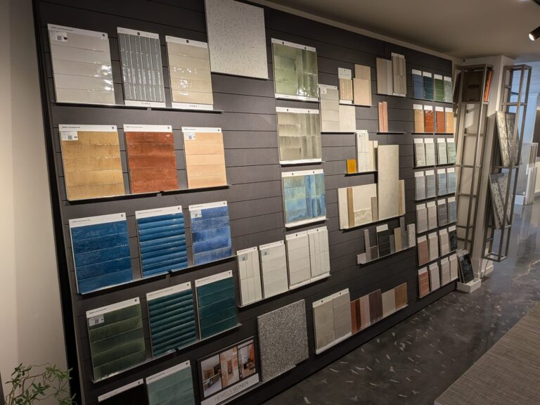 Showroom Lommers: wand vol gekleurde en geglazuurde wandtegels