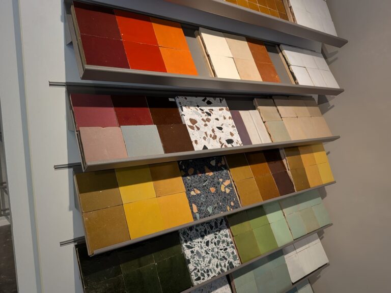 Showroom Lommers: presentatie van gekleurde en decoratieve tegels