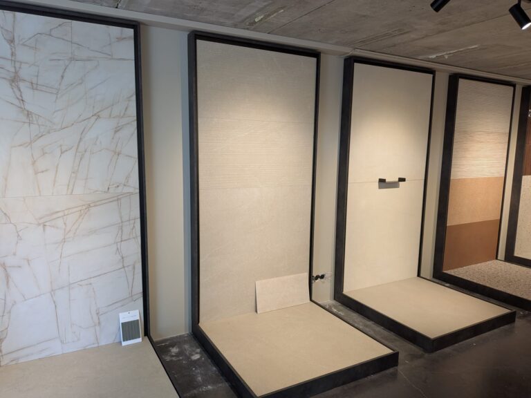 Showroom Lommers: XXL tegels op grote wandpanelen