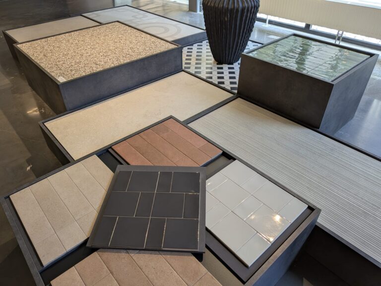 Showroom Lommers: vloertegels naast elkaar op presentatietafels